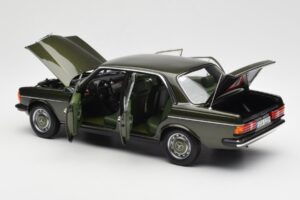 Mercedes 200 W123 サイプレス グリーン メタリック ディーラー エディション Norev 1:18 B66040654 メタル - 画像 5/8