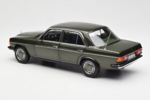Mercedes 200 W123 サイプレス グリーン メタリック ディーラー エディション Norev 1:18 B66040654 メタル - 画像 7/8