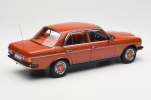 Mercedes 200 W123 イングリッシュ レッド ディーラー エディション Norev 1:18 B66040653 メタル - 画像 3/8