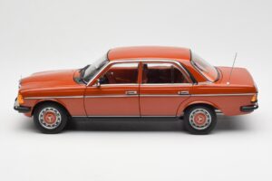 Mercedes 200 W123 イングリッシュ レッド ディーラー エディション Norev 1:18 B66040653 メタル - 画像 4/8