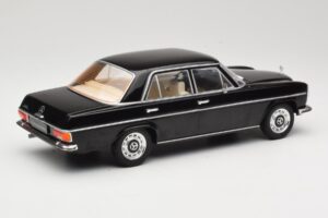 Mercedes 220D W115 ブラック MCG 1:18 MCG18117 メタル - 画像 2/6