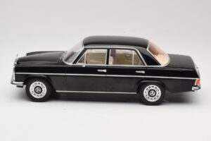 Mercedes 220D W115 ブラック MCG 1:18 MCG18117 メタル - 画像 3/6
