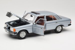 Mercedes 230E W123 シルバー & ライトブルー Revell 1:18 08407 メタル - 画像 2/8