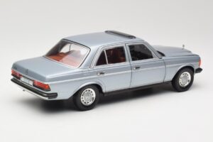 Mercedes 230E W123 シルバー & ライトブルー Revell 1:18 08407 メタル - 画像 3/8