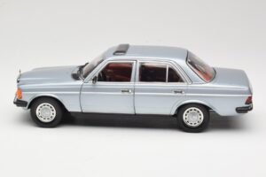 Mercedes 230E W123 シルバー & ライトブルー Revell 1:18 08407 メタル - 画像 4/8