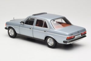 Mercedes 230E W123 シルバー & ライトブルー Revell 1:18 08407 メタル - 画像 7/8