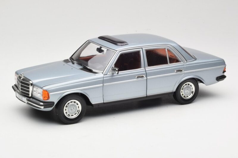 Mercedes 230E W123 シルバー & ライトブルー Revell 1:18 08407 メタル