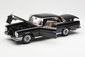 Mercedes 280 SE W111 クーペ ブラック AUTOart 1:18 76286 メタル - 画像 2/8