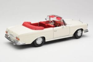 Mercedes 280SE W108 アイボリーホワイト Maisto 1:18 50223 メタル - 画像 3/8