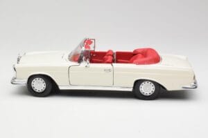 Mercedes 280SE W108 アイボリーホワイト Maisto 1:18 50223 メタル - 画像 4/8