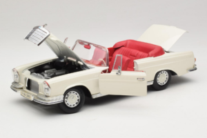 Mercedes 280 SE W108 ホワイト Maisto 1:18 52111 メタル - 画像 2/8