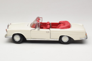 Mercedes 280 SE W108 ホワイト Maisto 1:18 52111 メタル - 画像 4/8