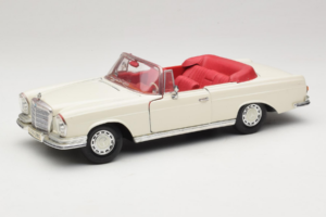Mercedes 280 SE W108 ホワイト Maisto 1:18 52111 メタル