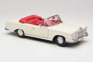 Mercedes 280 SE W108 ホワイト Maisto 1:18 52111 メタル - 画像 6/8