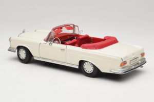 Mercedes 280 SE W108 ホワイト Maisto 1:18 52111 メタル - 画像 7/8