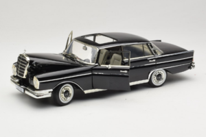 Mercedes 300 SE W112 Black Metallic Revell 1:18 08910 メタル - 画像 2/8