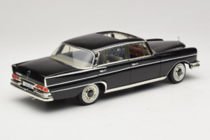 Mercedes 300 SE W112 Black Metallic Revell 1:18 08910 メタル - 画像 3/8