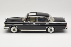 Mercedes 300 SE W112 Black Metallic Revell 1:18 08910 メタル - 画像 4/8
