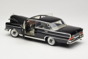 Mercedes 300 SE W112 Black Metallic Revell 1:18 08910 メタル - 画像 5/8