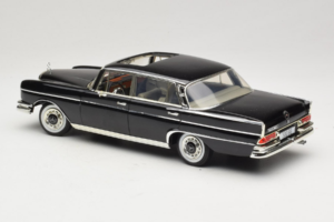 Mercedes 300 SE W112 Black Metallic Revell 1:18 08910 メタル - 画像 7/8