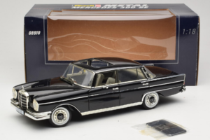 Mercedes 300 SE W112 Black Metallic Revell 1:18 08910 メタル - 画像 8/8