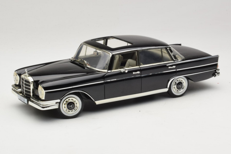 Mercedes 300 SE W112 Black Metallic Revell 1:18 08910 メタル