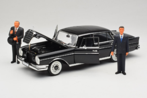 Mercedes 300 SE ブラック フィギュア付き Revell 1:18 09050 メタル - 画像 2/9