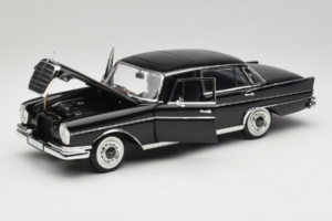 Mercedes 300 SE ブラック フィギュア付き Revell 1:18 09050 メタル - 画像 3/9