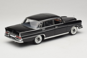 Mercedes 300 SE ブラック フィギュア付き Revell 1:18 09050 メタル - 画像 4/9