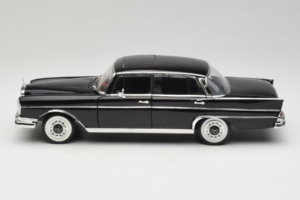 Mercedes 300 SE ブラック フィギュア付き Revell 1:18 09050 メタル - 画像 5/9