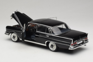 Mercedes 300 SE ブラック フィギュア付き Revell 1:18 09050 メタル - 画像 6/9