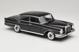 Mercedes 300 SE ブラック フィギュア付き Revell 1:18 09050 メタル - 画像 7/9