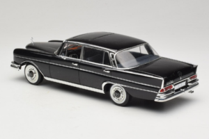 Mercedes 300 SE ブラック フィギュア付き Revell 1:18 09050 メタル - 画像 8/9