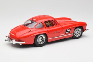 Mercedes 300 SL レッド Bburago 1:18 3015 メタル - 画像 3/8