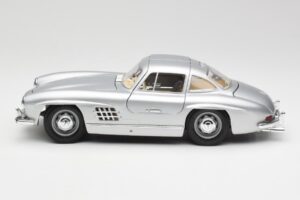 Mercedes 300 SL シルバー Bburago 1:18 3013 メタル - 画像 4/8