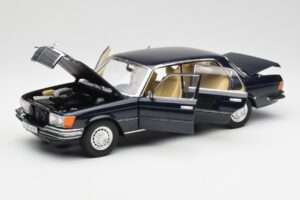 Mercedes 450 SEL 6.9 W116 ダークブルー Revell 1:18 8956 メタル - 画像 2/8