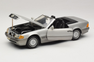 Mercedes SL 500 R129 シルバー Revell 1:18 8801-P1 メタル - 画像 2/8