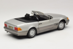 Mercedes SL 500 R129 シルバー Revell 1:18 8801-P1 メタル - 画像 3/8