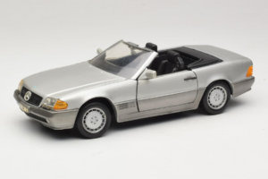 Mercedes SL 500 R129 シルバー Revell 1:18 8801-P1 メタル