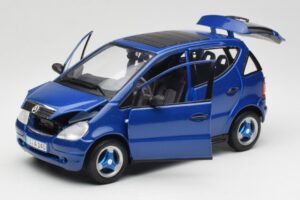 Mercedes A-Class W168 ダークブルー Maisto 1:18 B66005219 メタル - 画像 2/8