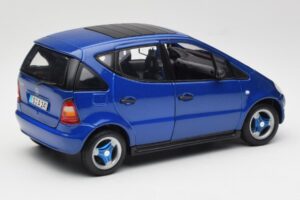 Mercedes A-Class W168 ダークブルー Maisto 1:18 B66005219 メタル - 画像 3/8
