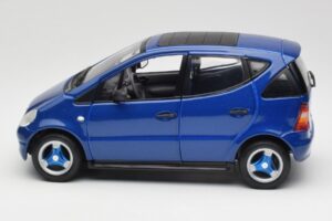 Mercedes A-Class W168 ダークブルー Maisto 1:18 B66005219 メタル - 画像 4/8