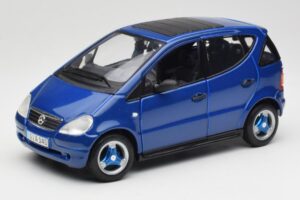 Mercedes A-Class W168 ダークブルー Maisto 1:18 B66005219 メタル