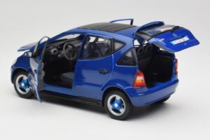 Mercedes A-Class W168 ダークブルー Maisto 1:18 B66005219 メタル - 画像 5/8