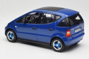 Mercedes A-Class W168 ダークブルー Maisto 1:18 B66005219 メタル - 画像 7/8