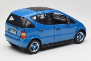 Mercedes A-Class W168 ライトブルー Maisto 1:18 37800-M5 メタル - 画像 3/8
