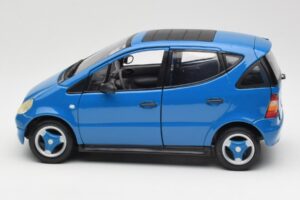 Mercedes A-Class W168 ライトブルー Maisto 1:18 37800-M5 メタル - 画像 4/8