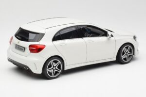 Mercedes A-Class W176 Cirrus ホワイト Norev 1:18 B66960126 メタル - 画像 3/8