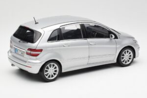 Mercedes B-Class W245 シルバー Kyosho 1:18 B66962326 メタル - 画像 3/8