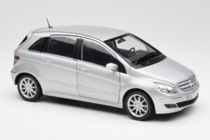 Mercedes B-Class W245 シルバー Kyosho 1:18 B66962326 メタル - 画像 6/8